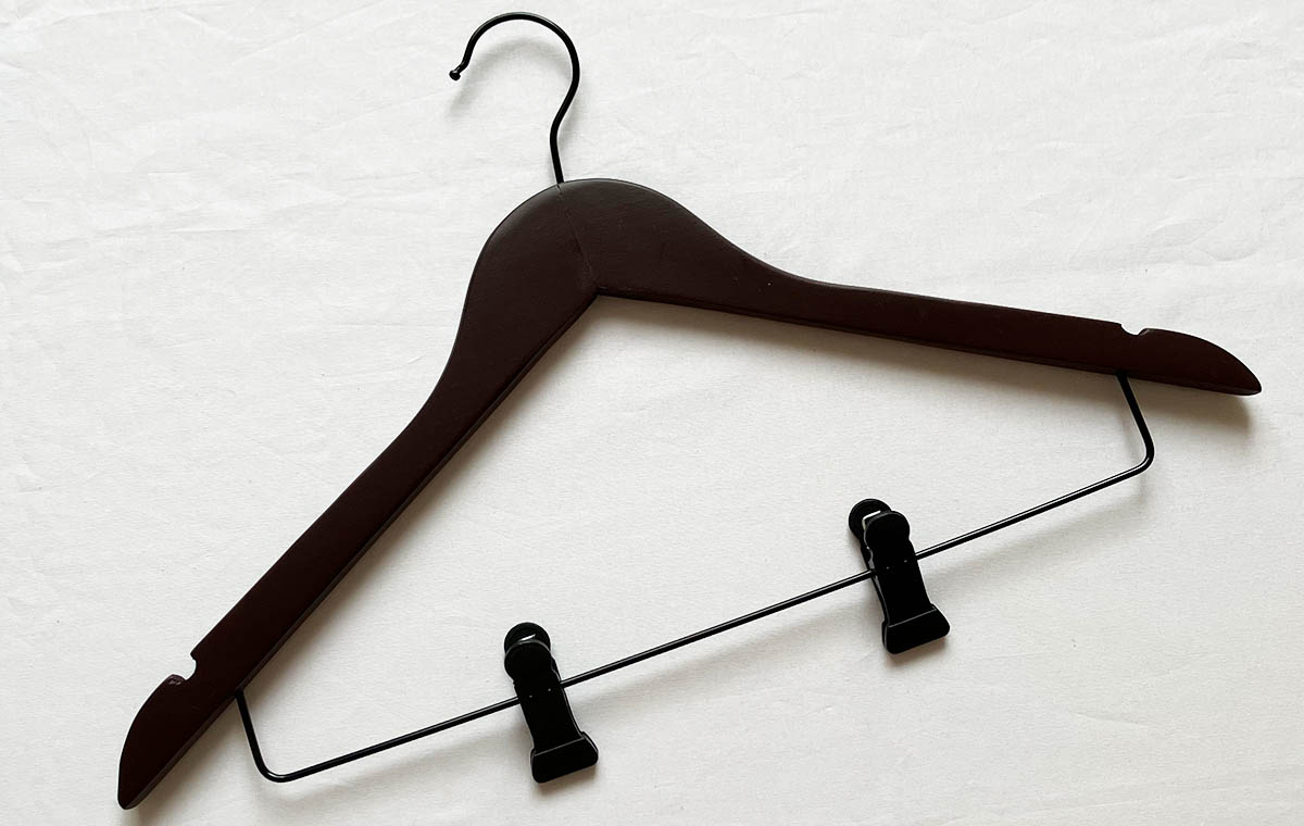 セリアの「木製ハンガー（ピンチ付き）」