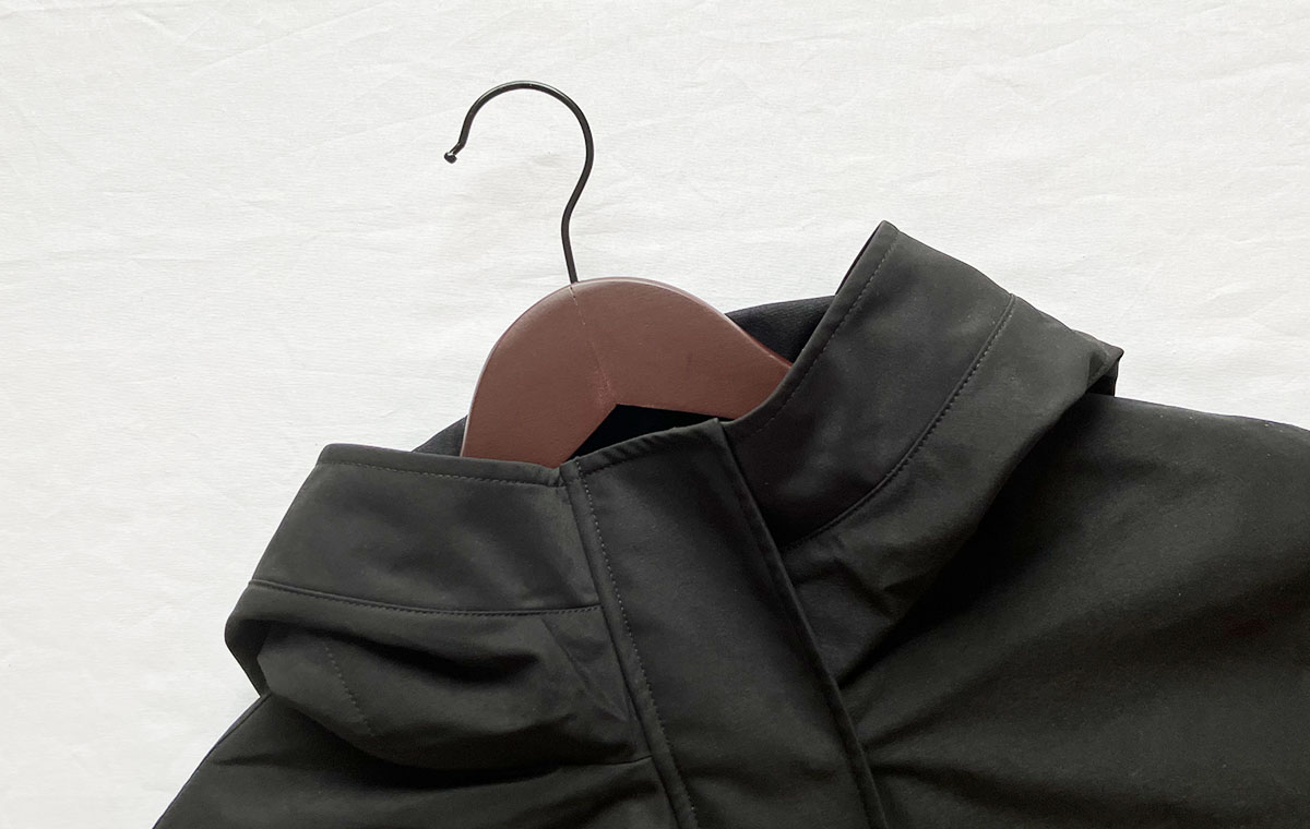 セリアの「木製ハンガー（ピンチ付き）」