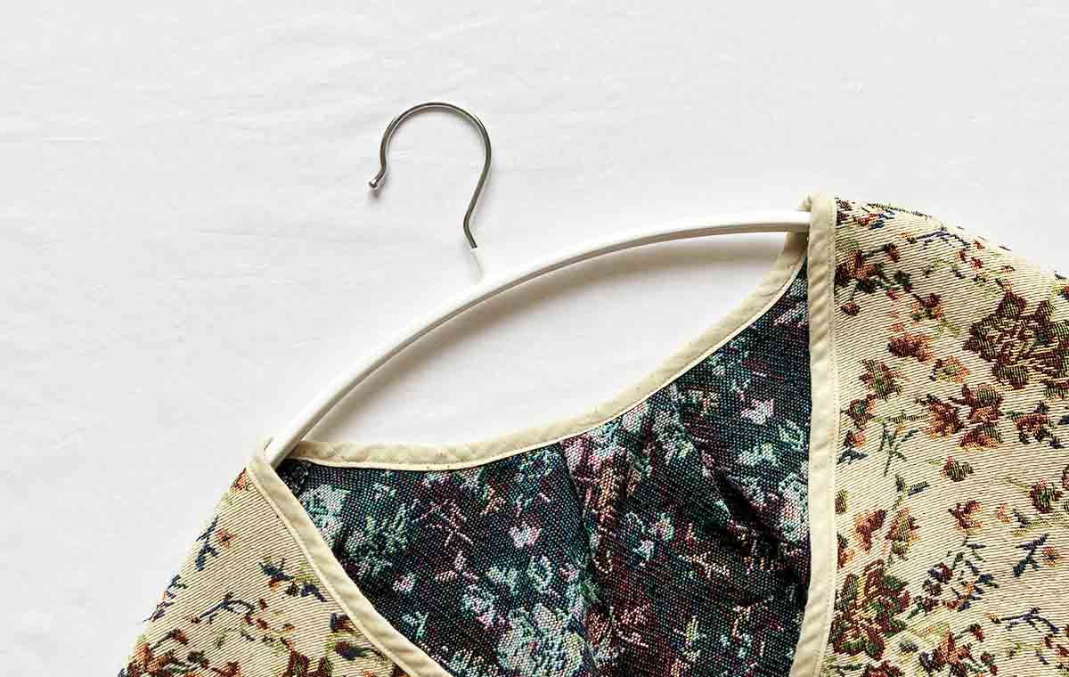 セリアの「ノンスリップハンガー アーチ型（シャツ・カーディガン用）」