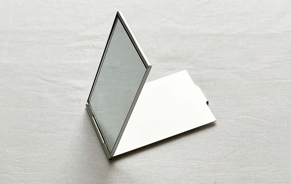 セリアの「アルミコンパクトミラー」