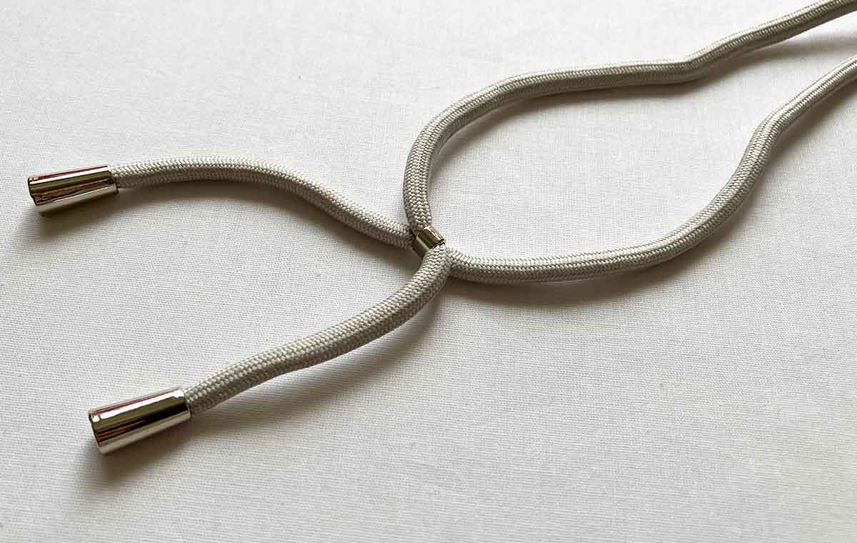 セリアの「スマホケース用肩かけストラップ」