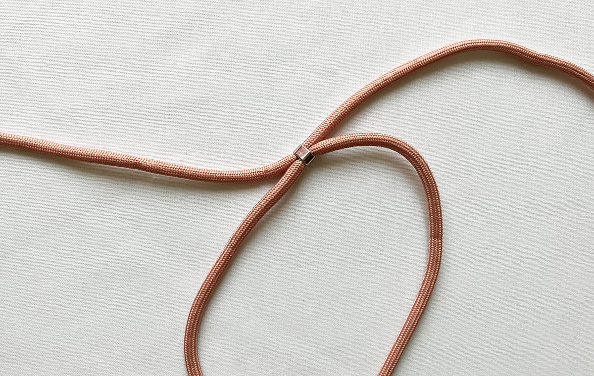 セリアの「スマホショルダーストラップ（くすみカラー）」