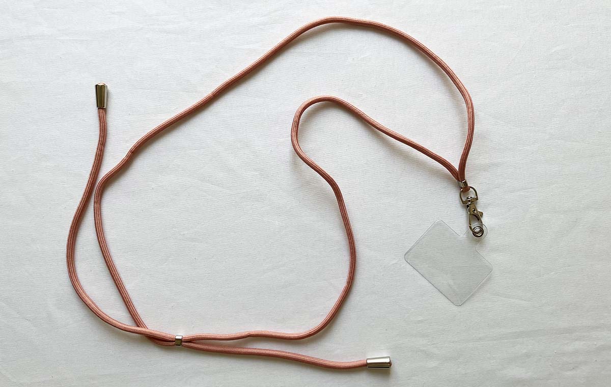 セリアの「スマホショルダーストラップ（くすみカラー）」