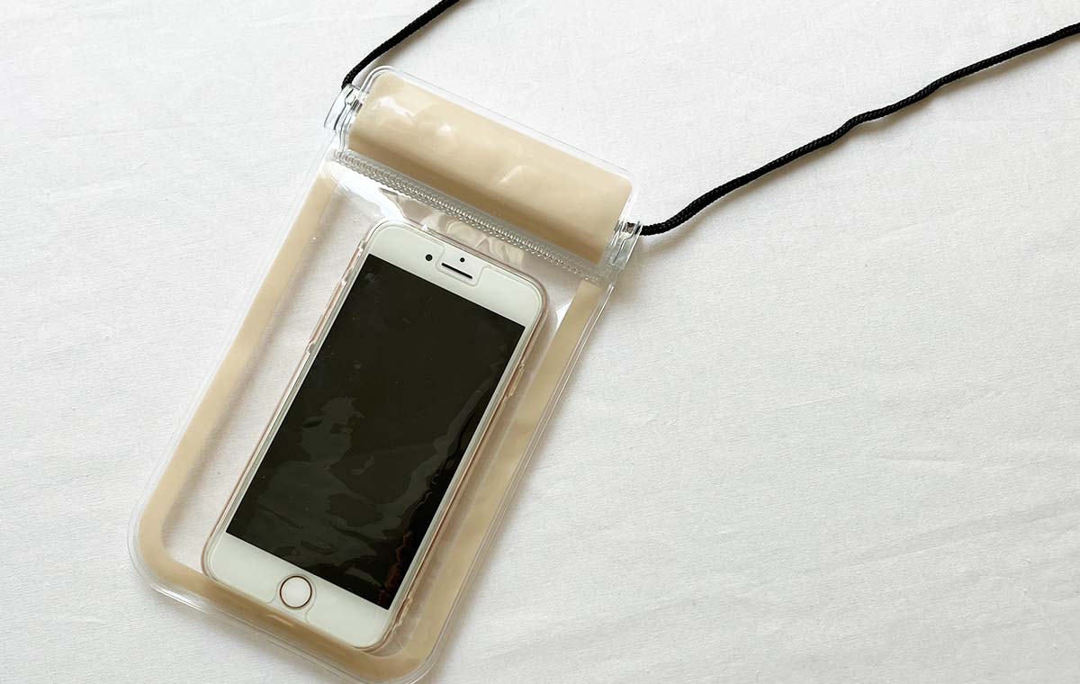 セリアの「スマートフォン防滴ケース」