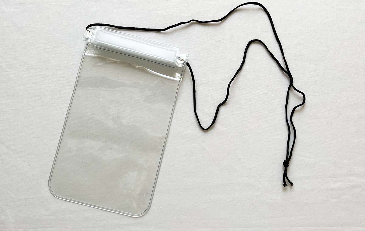 セリアの「スマートフォン防滴ケース Plus」