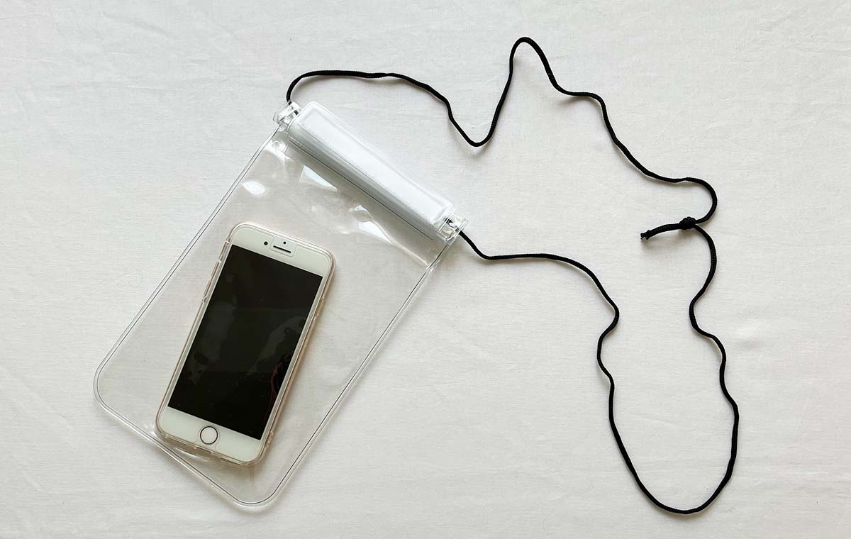 セリアの「スマートフォン防滴ケース Plus」