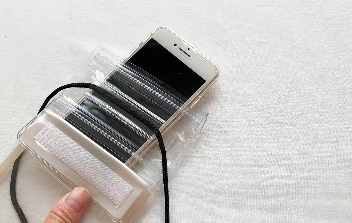 セリアの「スマートフォン防滴ケース」