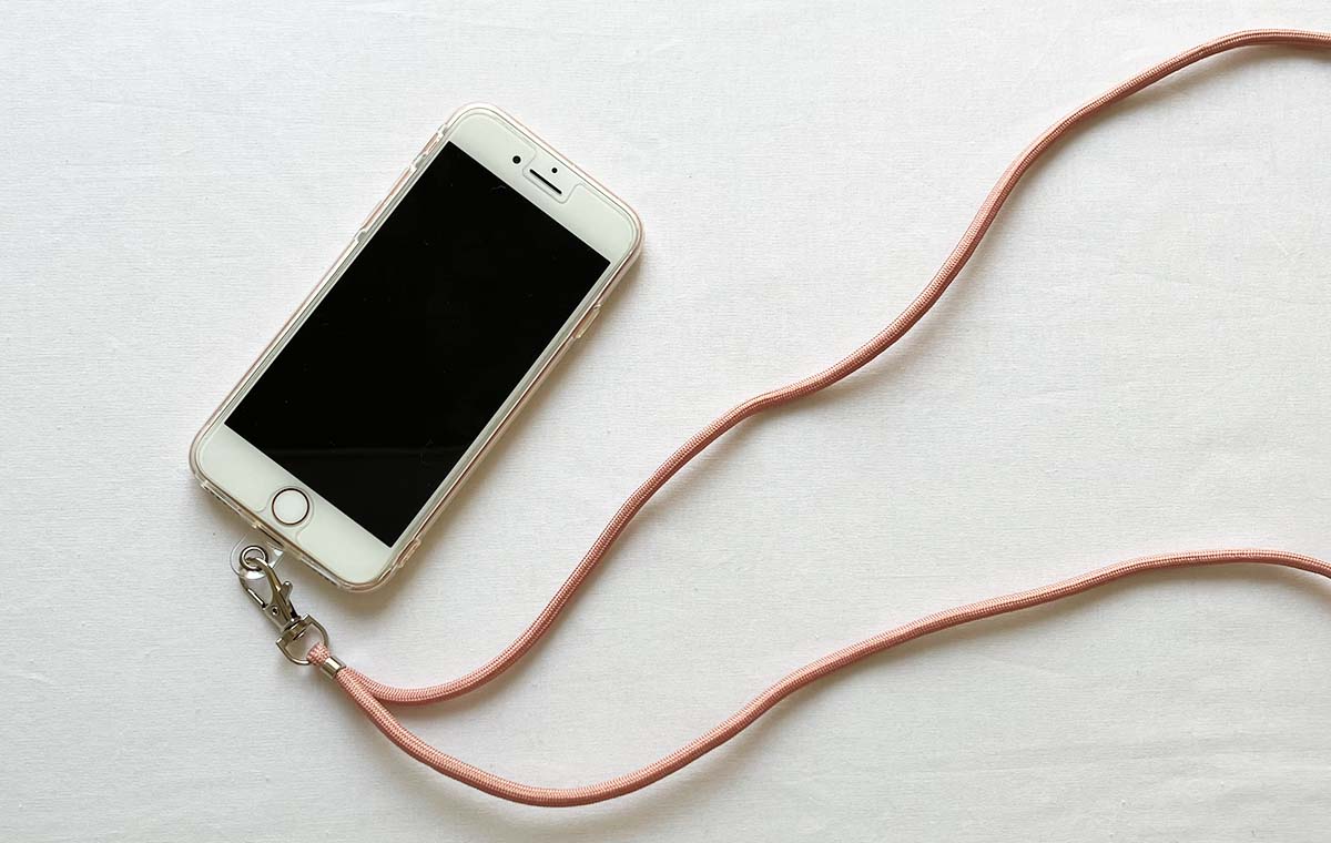 セリアの「スマホショルダーストラップ（くすみカラー）」