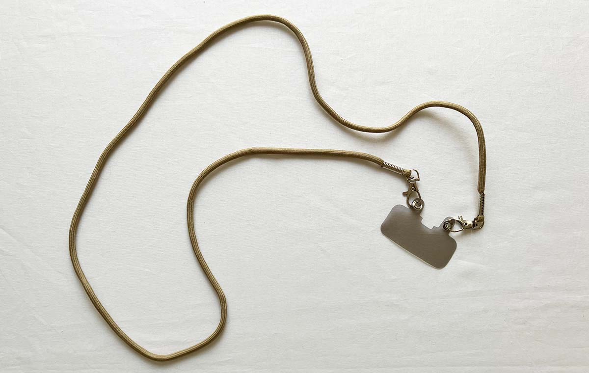 セリアの「スマートフォン ストラップホルダーダブル」