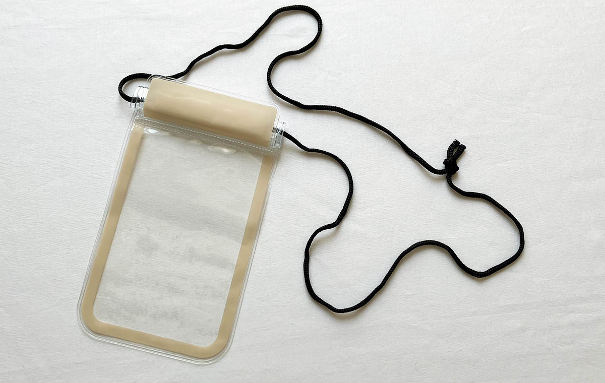 セリアの「スマートフォン防滴ケース」