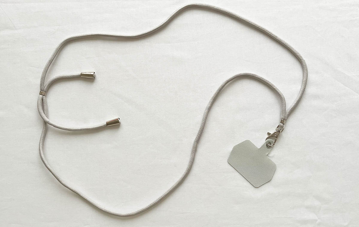 セリアの「スマホケース用肩かけストラップ」