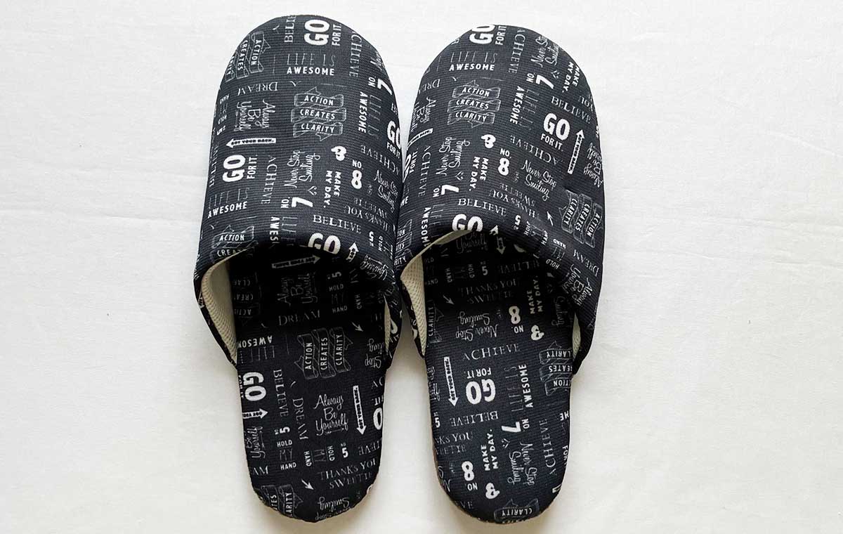 セリアの「フィットスリッパ（英字ロゴ）」