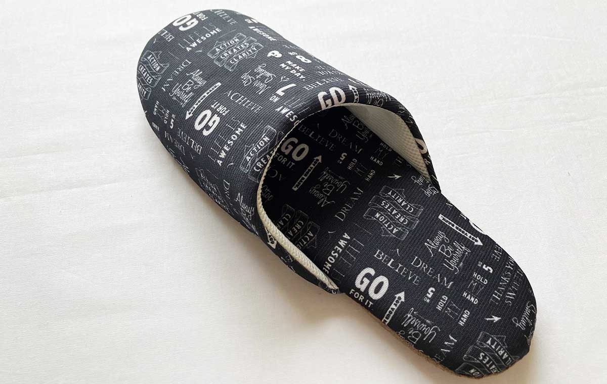 セリアの「フィットスリッパ（英字ロゴ）」