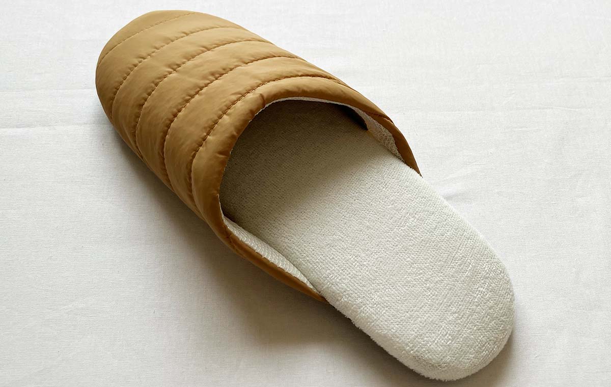 セリアの「ソフトスリッパ（ダウン調）」