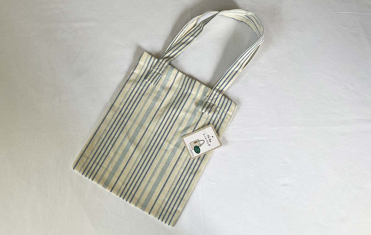 セリアの「トートバッグ（ストライプ柄）」