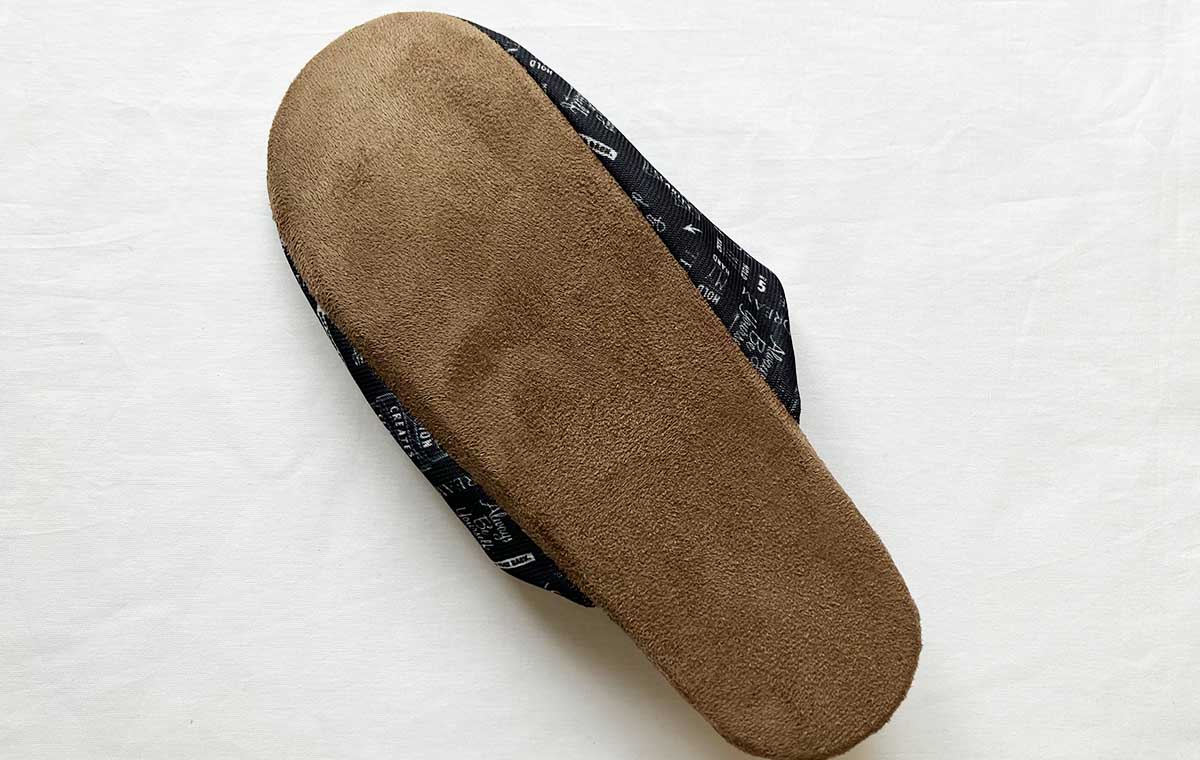 セリアの「フィットスリッパ（英字ロゴ）」