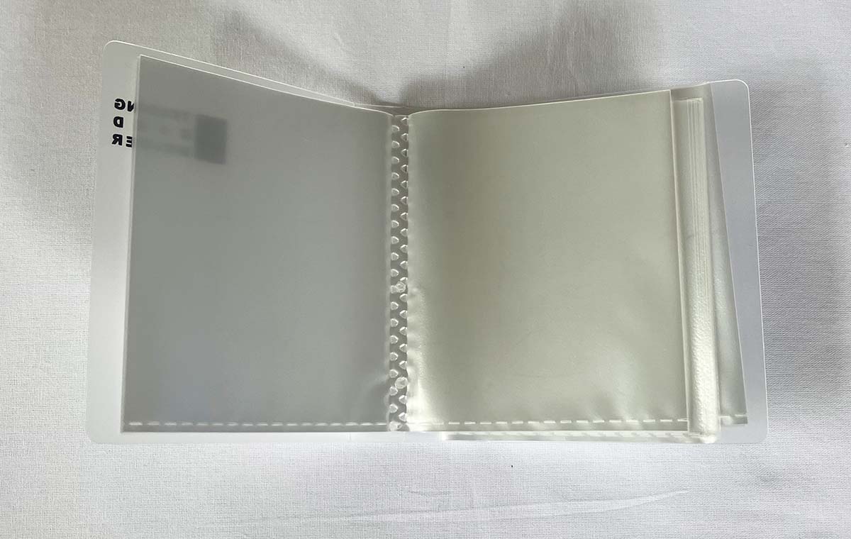 セリアの「カードホルダー(A7サイズ)」を開けた様子