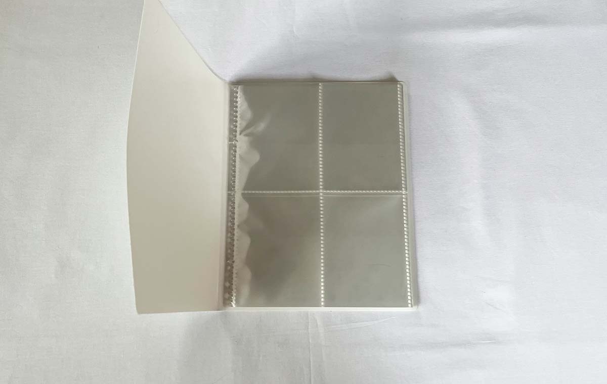 セリアの「トレーディングカード用ファイル(スリム)」を開いた様子