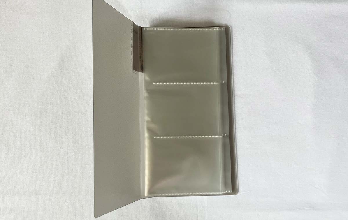 セリアの「トレーディングカード用フォルダー(ケース付)」を開いた様子