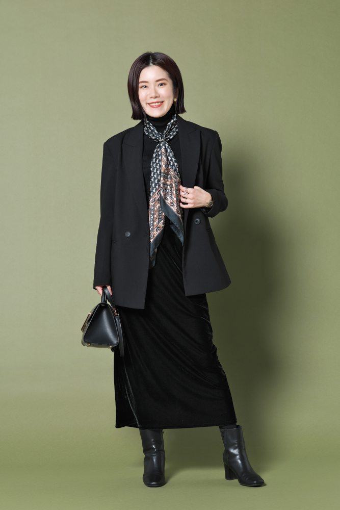 ドマーニ読者モデル 杉本緑さん　ブラックのジャケット×ハイネックニット×ベロアスカートコーデ全身写真