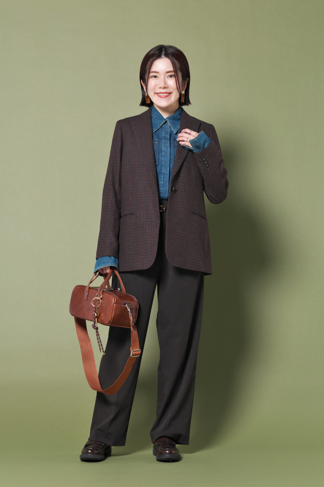 ドマーニ読者モデル 杉本緑さん　ブラウンのジャケット×ボトムス×デニムシャツコーデ全身写真