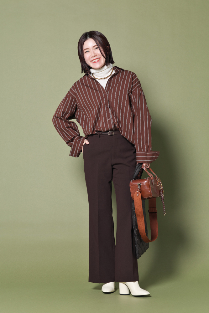 ドマーニ読者モデル 杉本緑さん　ブラウンのストライプシャツ×ボトムス×白ハイネックニットコーデ全身写真