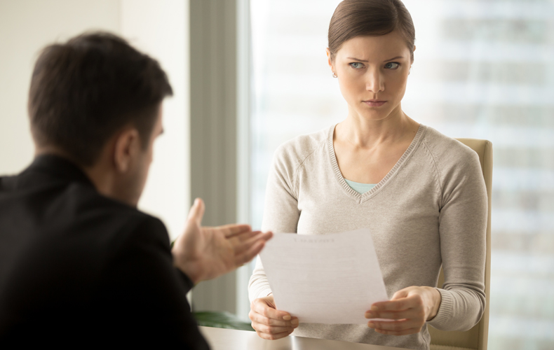 話相手を疑っている女性の写真