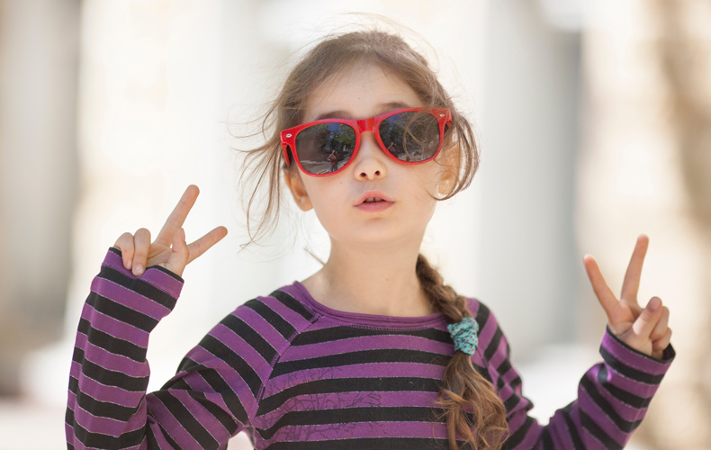 サングラスをかけてダブルピースする女性