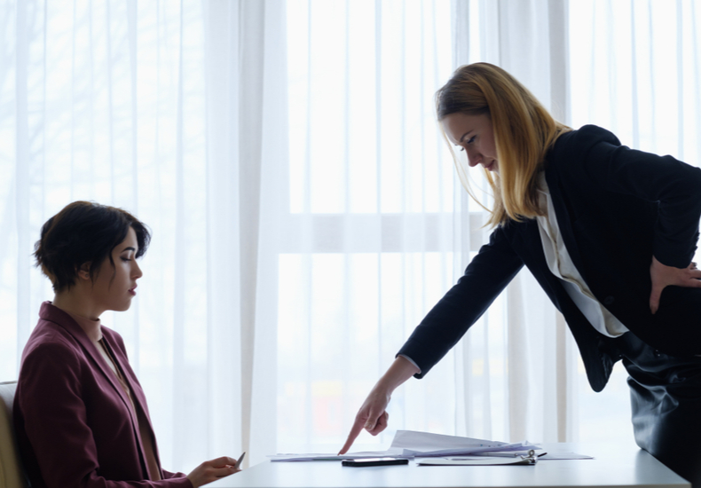 相手に厳しい指摘をする人