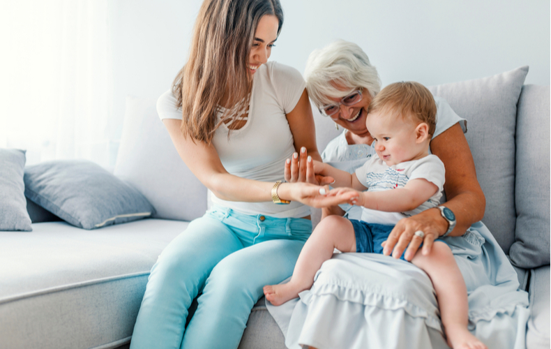母、祖母と遊ぶ赤ちゃん    