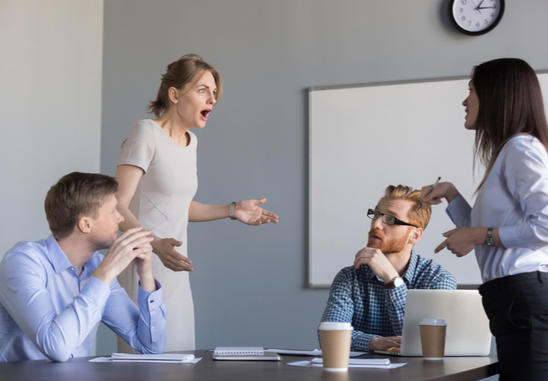 会議で意見がぶつかりあう女性