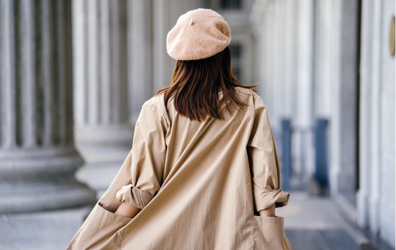 コートを羽織った女性の後ろ姿