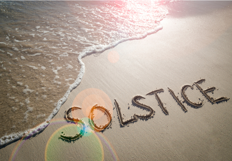 波打ち際に描かれた「SOLSTICE」の文字