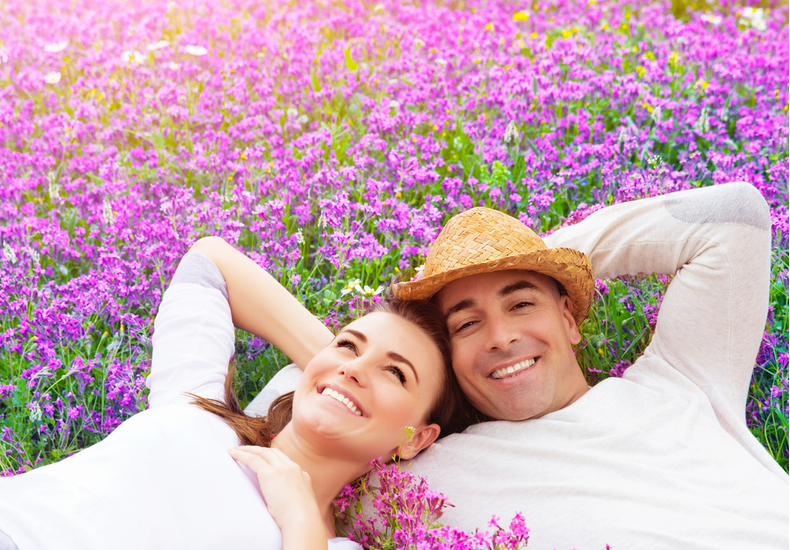 花畑で寝転ぶ男女