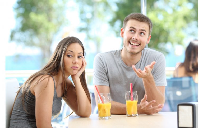 ペラペラしゃべる男性とつまらなさそうな女性