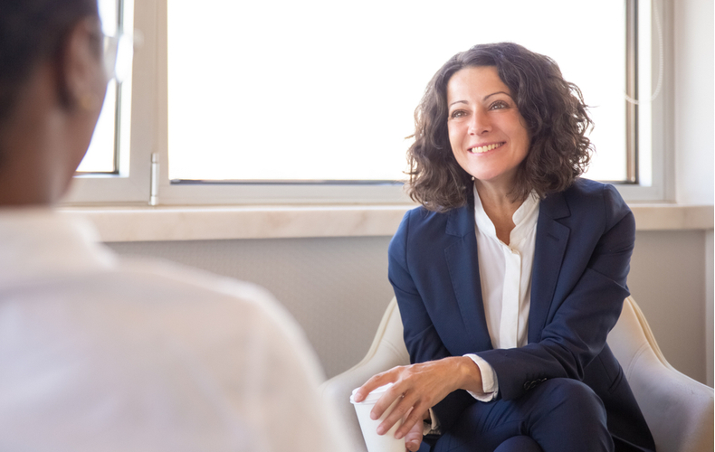 笑顔で話を聞く女性