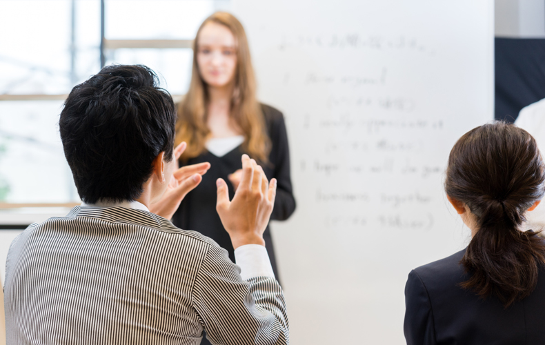 会議中の人々の写真