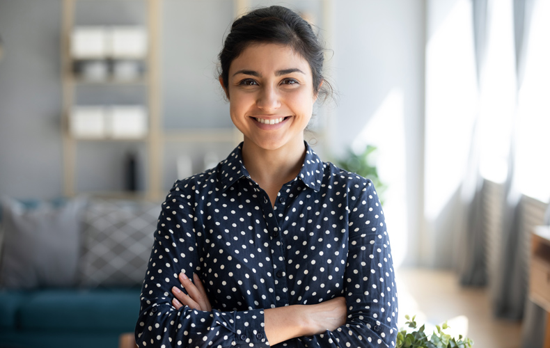 笑顔で腕を組む女性