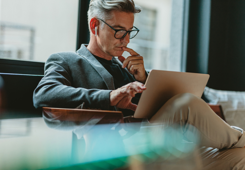 男性　ビジネス　考える