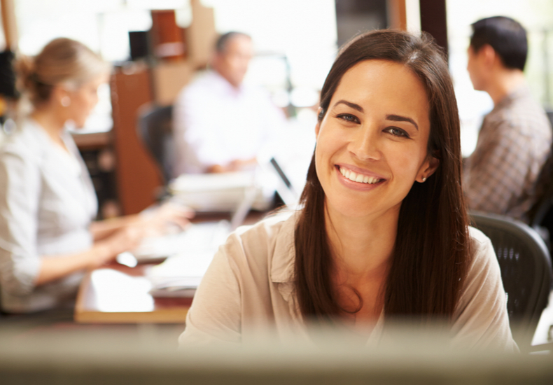 笑顔でこちらを見る女性