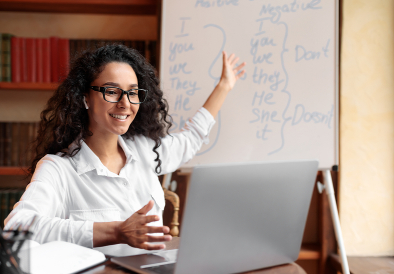 英語を教えている女性の写真