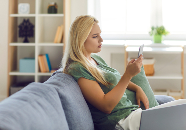 スマホを見る女性の写真