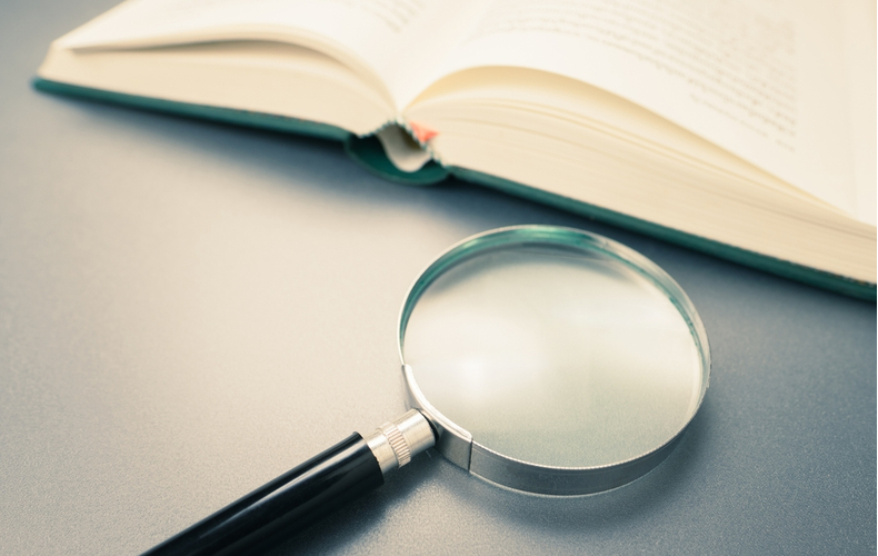 本と虫眼鏡