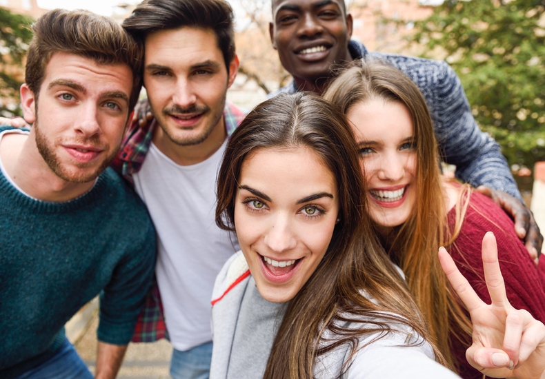 自撮りする5人の写真