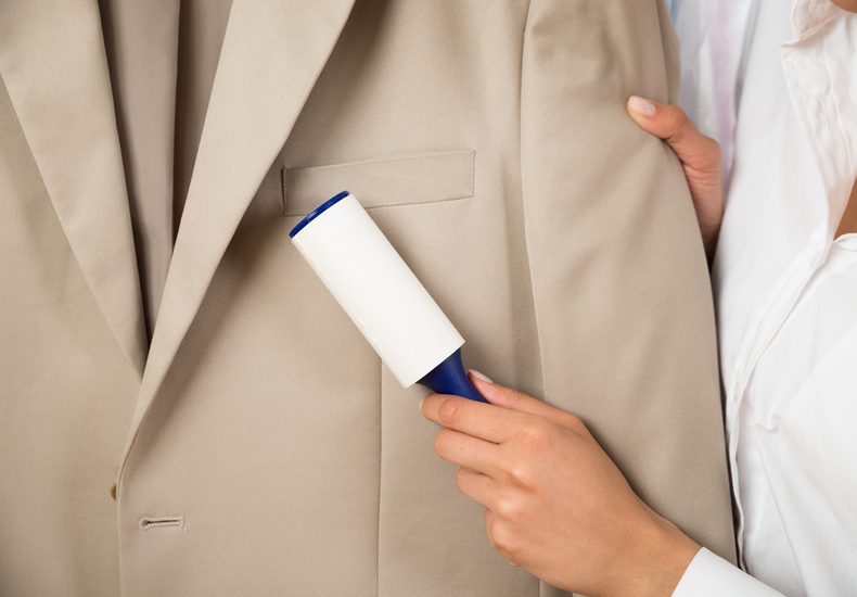 コートにコロコロをかける人