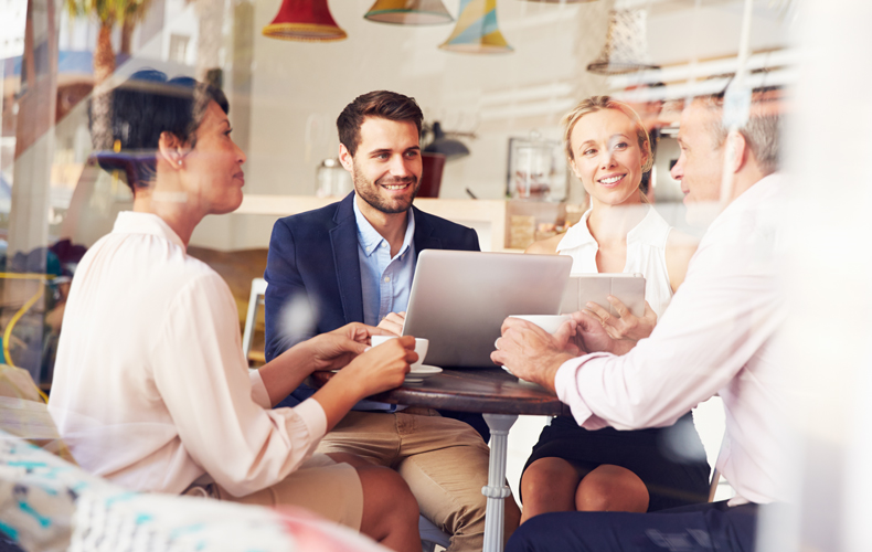 会議中の男女の写真