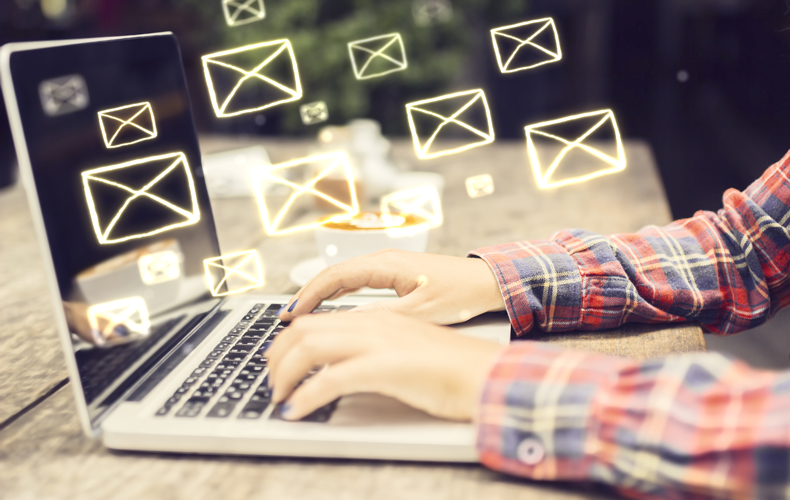 PCでメールを打つ手元の写真