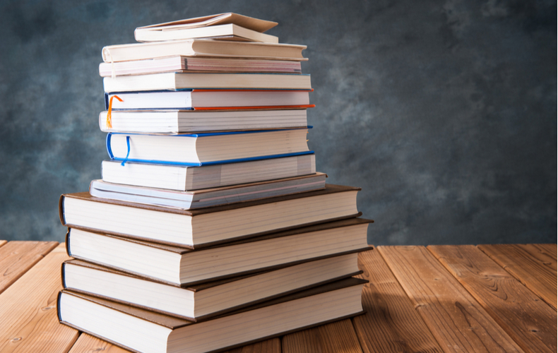 積まれた本の写真