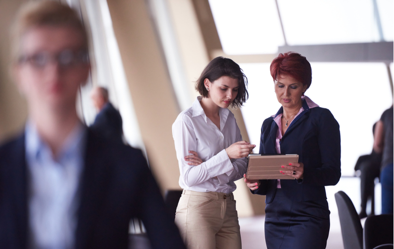 職場で立ち話する女性ふたり