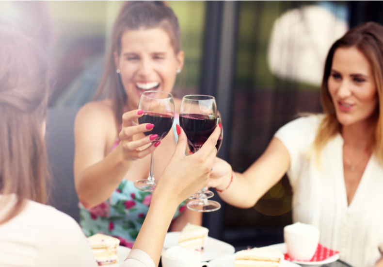 乾杯する女性たちの写真